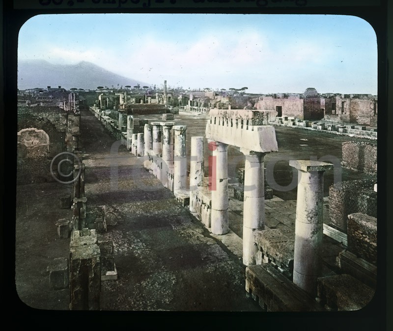 Pompeji. Säulengang ; Pompeii. portico - Foto foticon-simon-vulkanismus-359-036.jpg | foticon.de - Bilddatenbank für Motive aus Geschichte und Kultur